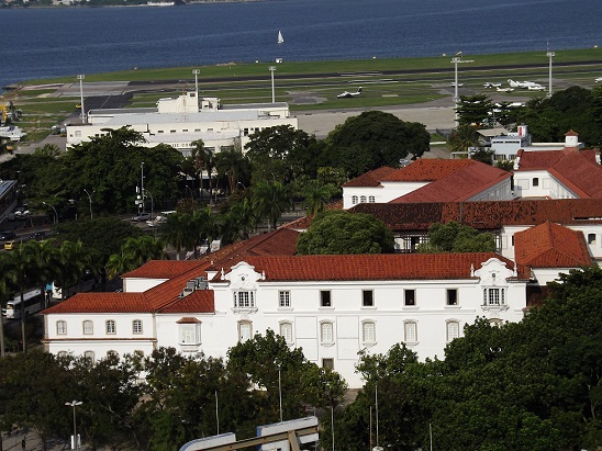 Com o aeroporto Santos Dumont ao fundo, o prédio datado de 1603 abrigou de início o Forte de São Tiago da Misericórdia, Com o aeroporto Santos Dumont ao fundo, o prédio datado de 1603 abrigou de início o Forte de São Tiago da Misericórdia,