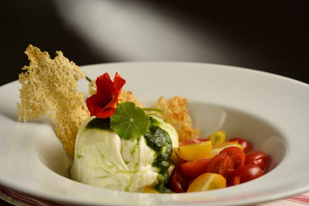 Burrata morna com fricassê de tomate, uva e pesto de rúcula Burrata morna com fricassê de tomate, uva e pesto de rúcula