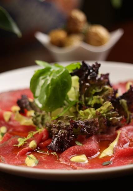 O rosbife frio da casa, finamente fatiado com molho de mostarda em grãos, folhas verdes e batatinhas ao forno com sal grosso e alecrim, faz parte do menu promocional O rosbife frio da casa, finamente fatiado com molho de mostarda em grãos, folhas verdes e batatinhas ao forno com sal grosso e alecrim, faz parte do menu promocional