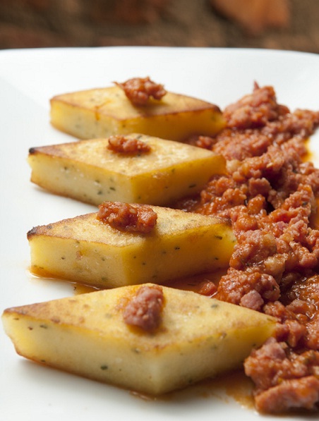 De entrada, experimente a polenta com ragu de calabresa (R$ 25,00). Rua Barão da Torre, 358, 2123-7900.