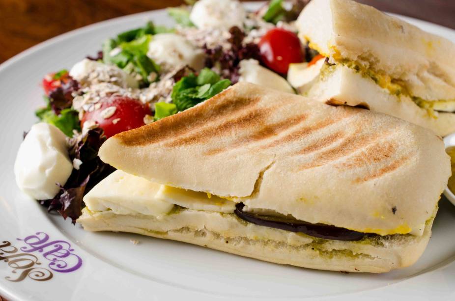 Berinjela na ciabatta: boa pedida no Sofá Café Berinjela na ciabatta: boa pedida no Sofá Café