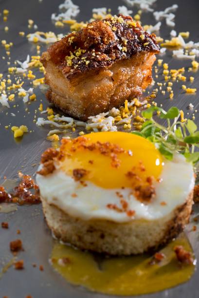 Pão com ovo à carbonara de barriga de porco Pão com ovo à carbonara de barriga de porco