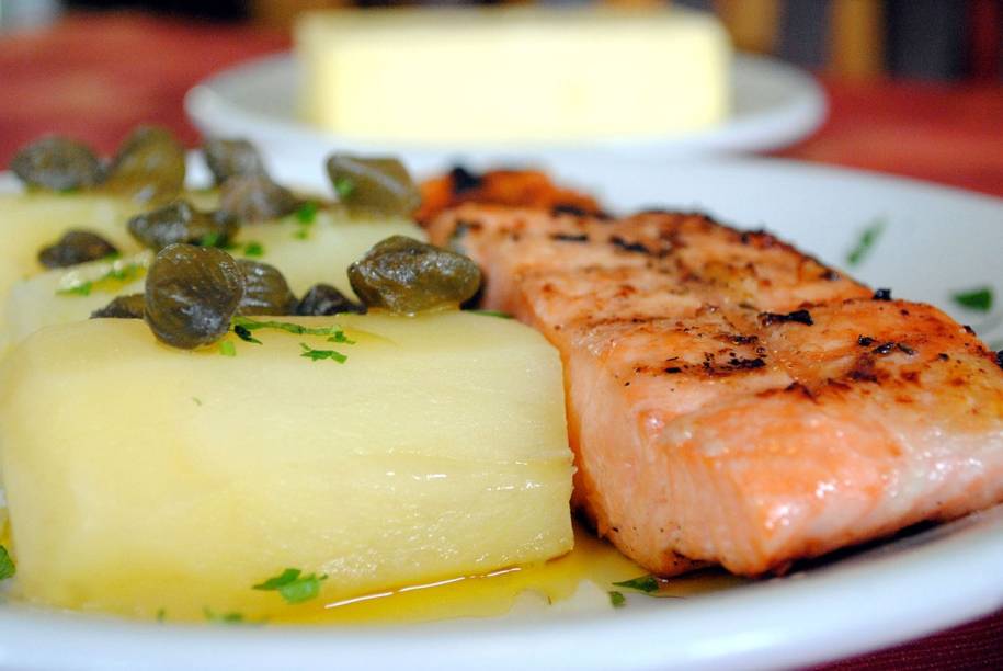 Salmão na brasa com batatas cozidas ao molho de alcaparras