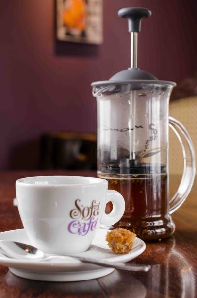Café coado na French Press: novidade do Sofá Café Café coado na French Press: novidade do Sofá Café