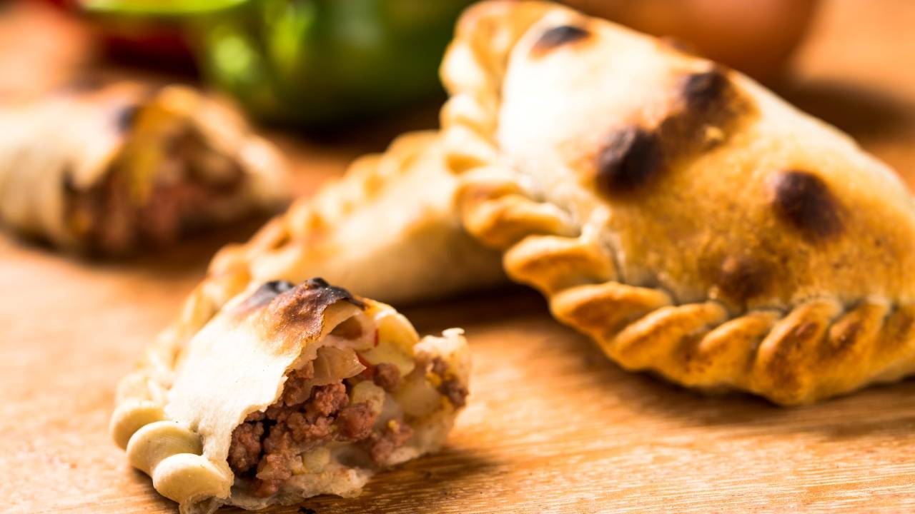 tango-empanada-saltena-carne-moida-cebola-batata-pimentao-alho-e-paprica-filico-05-media.jpeg