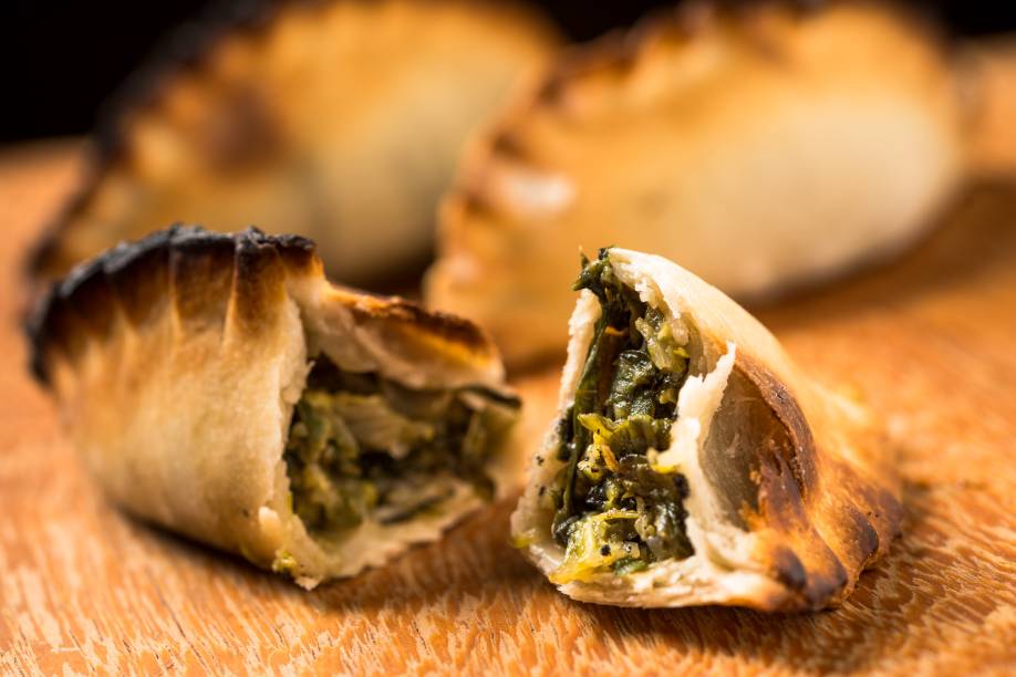 Empanada Veggie: espinafre, escarola, abobrinha, azeitona e cebola no recheio