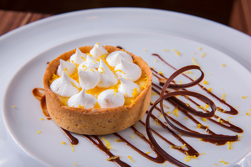 	Tartelete de limão com suspiro de chocolate, do restaurante The Carioca