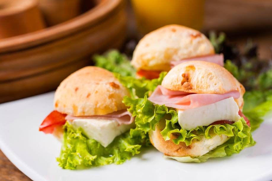 Sanduíche de queijo-de-minas e peito de peru: no pão de queijo