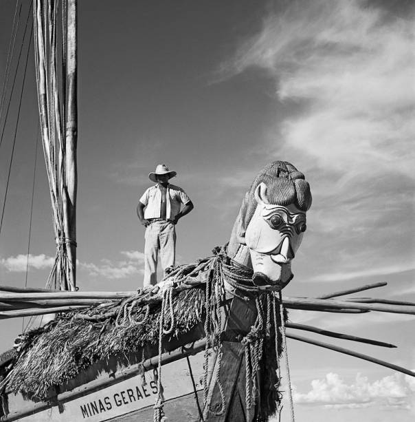 Fotografia de Marcel Gautherot: carrancas adornando barcos ao longo do Rio São Francisco