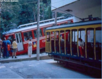 Com a reativação do trecho até o Silvestre, fechado após o sucessivo roubo de cabos, o bondinho fará integração com o trem do Corcovado, como mostra a imagem antiga da empresa Central Logística, responsável pela recuperação do meio de transporte<br>