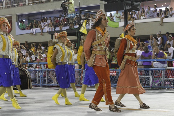 A comissão de frente inovou ao dar vida às sanfonas de Gonzagão nas acrobacias de um ginasta romeno. A coreografia foi assinada por Priscilla Mota e Rodrigo Negri, bailarinos solistas do Theatro Municipal do Rio de Janeiro.<br>