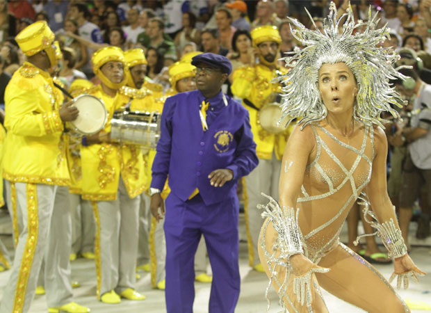 Com uma segunda pele que cobria todo o corpo, dando a impressão de nudez total, a apresentadora arrasou à frente dos ritmistas da Unidos da Tijuca na apresentação do ano passado. Adriane chegou até a levar um tombo, mas não perdeu a majestade. Pesada, a f<br>