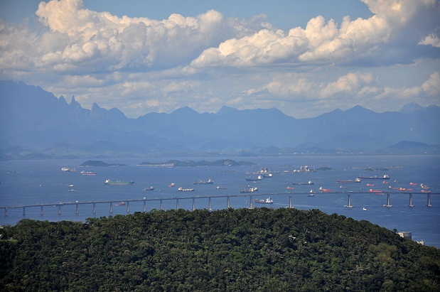 Para chegar ao platô a 340 metros de altitude, o visitante pode fazer uma trilha que sai da favela pacificada ou ir de carro. De lá, observa-se a Zona Sul inteira, incluindo Lagoa, a Enseada de Botafogo e o Pão de Açúcar. Há ainda ângulos surpreendentes,<br>