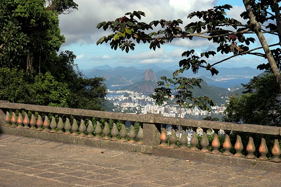 Belíssimo platô de pedra, fica a 430 metros de altitude e cercado pela vegetação exuberante da Floresta da Tijuca. Nos tempos do Brasil Império, era utilizado como ponto de descanso e piqueniques da corte e da alta sociedade carioca daquele tempo. Onde: E<br>