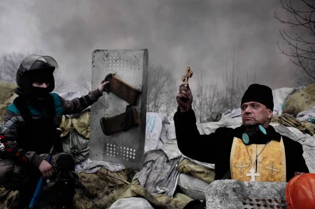 Um manifestante pede ajuda médica para um companheiro morto a tiros em Kiev, na foto de Jérôme Sessini: na coletiva World Press Photo Um manifestante pede ajuda médica para um companheiro morto a tiros em Kiev, na foto de Jérôme Sessini: na coletiva World Press Photo