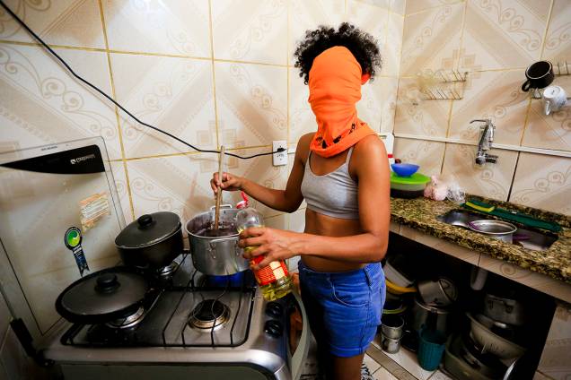 Eles Não Usam Tênis Naique: drama se passa em uma favela do Rio Eles Não Usam Tênis Naique: drama se passa em uma favela do Rio