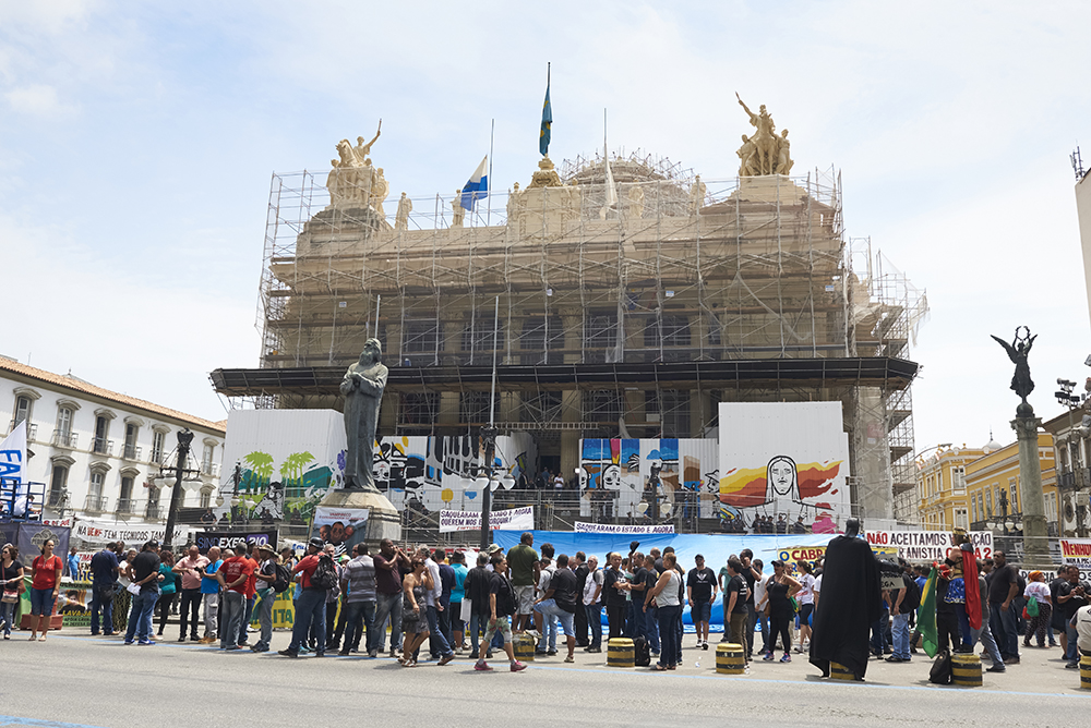 Ato em frente à Alerj termina após uso de bombas de gás