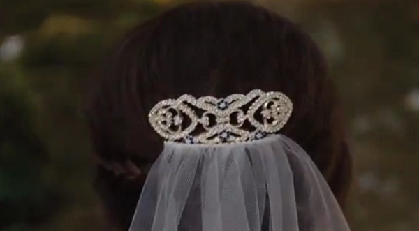 Bella e seu véu de noiva<br> Bella e seu véu de noiva<br>