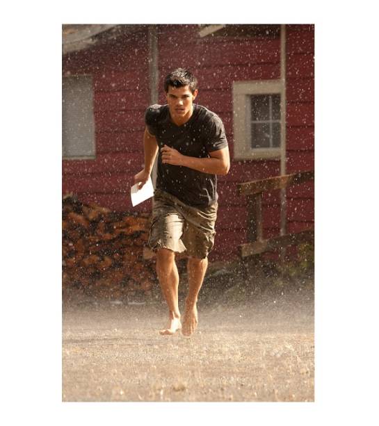 O lobisomem Jacob (Taylor Lautner) se enfurece ao receber o convite de casamento de Bella, por quem é apaixonado<br> O lobisomem Jacob (Taylor Lautner) se enfurece ao receber o convite de casamento de Bella, por quem é apaixonado<br>