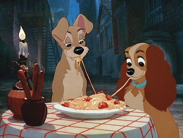 É difícil pensar em uma cena tão sensível, criativa, romântica e icônica da Disney quanto a do beijo com gostinho de espaguete da cocker spaniel Lady e do vira-latas Vagabundo. Enquanto o cão de rua ensina a pomposa cadelinha a saborear a massa, os dois a<br>