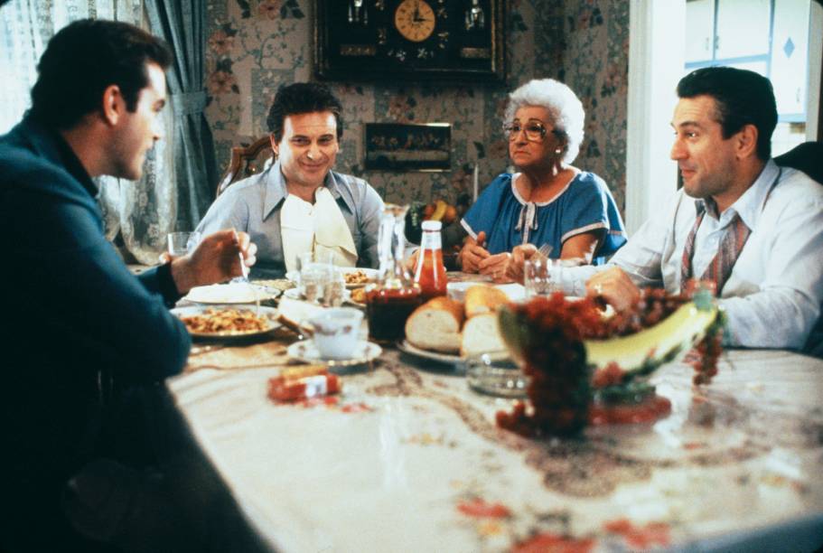 A comida italiana simboliza, neste filme dirigido por Martin Scorsese, a vida extravagante dos membros da máfia. Na prisão, os mafiosos tinham privilégios como o de preparar as próprias refeições. Em casa, a mesa era sempre farta, com direito a muito maca<br>