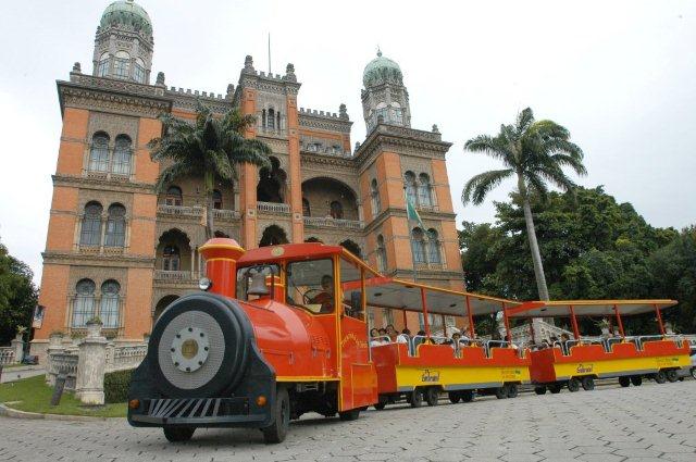 Divertido, o veículo ajuda quem visita o enorme espaço da Fundação Oswaldo Cruz. Com 270 mil metros quadros, tem museus, muito verde e uma praça em seu terreno<br>