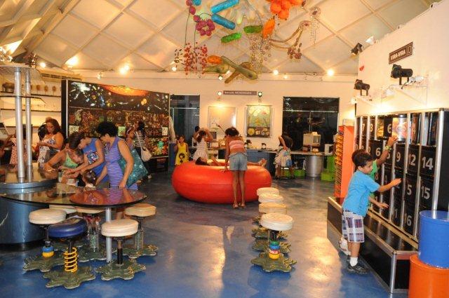 Os espaços internos são dedicados a experimentos. As crianças aprendem brincando conceitos científicos<br> Os espaços internos são dedicados a experimentos. As crianças aprendem brincando conceitos científicos<br>