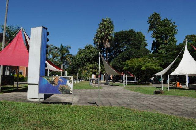 Uma enorme praça reúne experimentos ao ar livre<br> Uma enorme praça reúne experimentos ao ar livre<br>