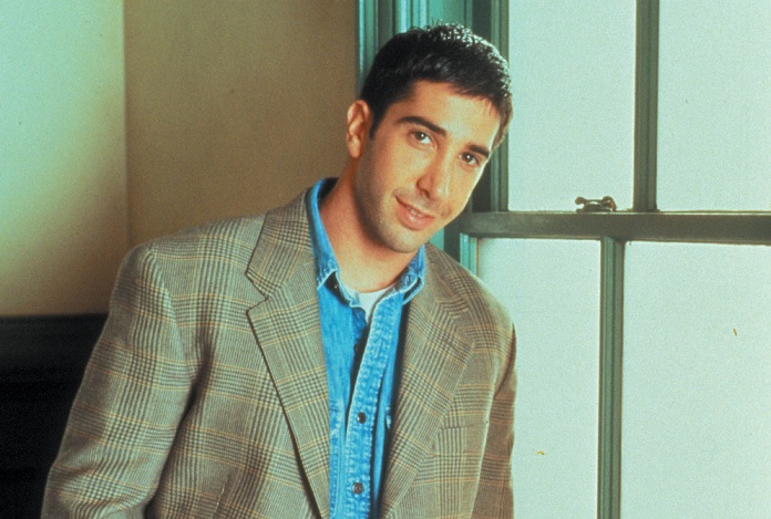 No seriado Friends, o personagem interpretado por David Schwimmer era paleontólogo e dava aulas na NYU, faculdade de Nova York. No seu primeiro dia de aula, ficou tão nervoso que fingiu ser britânico, com sotaque e tudo. A série, que marcou época, teve se<br>