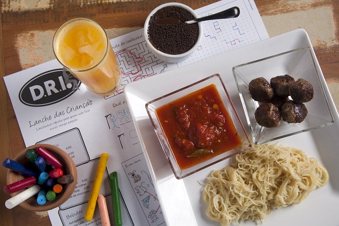 A casa oferece menu infantil completo (R$ 24,00) com direito a prato principal, bebida e sobremesa. O macarrão cabelinho de anjo com almôndegas acompanhado por suco de laranja e mousse de chocolate é uma boa pedida. Para os pequenos se distraírem enquanto<br>