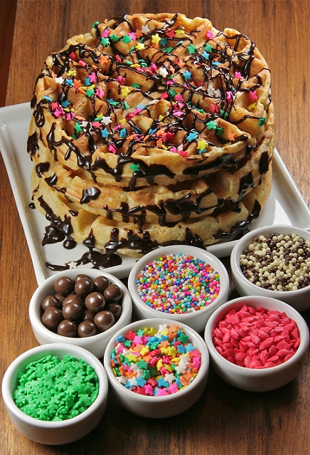 O waffle explosion (R$ 26,90) transforma o lanche em festa. A massa fofinha vemm acompanhada por diferentes opções de calda (chocolate preto, chocolate branco, entre outras) e diversos toppings (granulados, bolinhas brancas e pretas, estrelinhas, corações<br> O waffle explosion (R$ 26,90) transforma o lanche em festa. A massa fofinha vemm acompanhada por diferentes opções de calda (chocolate preto, chocolate branco, entre outras) e diversos toppings (granulados, bolinhas brancas e pretas, estrelinhas, corações<br>