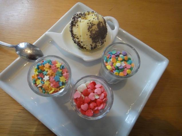 O prato infantil hamburguinho (R$ 15,90), que vem com cinco mini hambúrgueres servidos com arroz colorido e ovo, e o sorvete divertido (R$11,90), com toppings sortidos, granulado e cobertura de chocolate para a criançada montar a sobremesa da maneira que<br> O prato infantil hamburguinho (R$ 15,90), que vem com cinco mini hambúrgueres servidos com arroz colorido e ovo, e o sorvete divertido (R$11,90), com toppings sortidos, granulado e cobertura de chocolate para a criançada montar a sobremesa da maneira que<br>