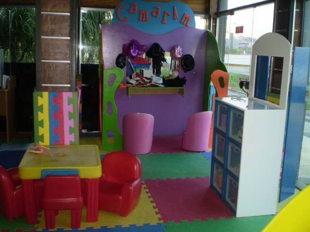 O espaço voltado para as crianças tem piscina de bolas, videogame, escorrega, canetas e papeis para pintar e desenhar, além de um cantinho especial para as meninas brincarem de boneca e se arrumarem no camarim. Quatro recreadores acompanham de perto os pa<br> O espaço voltado para as crianças tem piscina de bolas, videogame, escorrega, canetas e papeis para pintar e desenhar, além de um cantinho especial para as meninas brincarem de boneca e se arrumarem no camarim. Quatro recreadores acompanham de perto os pa<br>