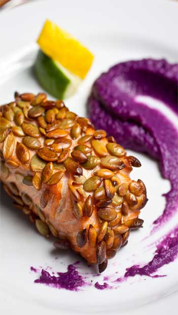 Salmão em crosta de semente de abóbora e purê de batata-roxa<br> Salmão em crosta de semente de abóbora e purê de batata-roxa<br>