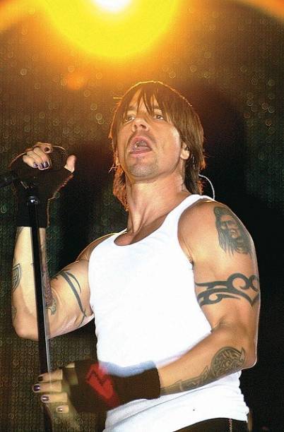A banda é formada pelos membros fundadores Anthony Kiedis (vocal) e Michael "Flea" Balzary (baixo), com o baterista de longa data Chad Smith e mais recentemente o guitarrista Josh Klinghoffer<br> A banda é formada pelos membros fundadores Anthony Kiedis (vocal) e Michael "Flea" Balzary (baixo), com o baterista de longa data Chad Smith e mais recentemente o guitarrista Josh Klinghoffer<br>