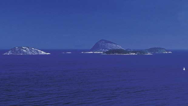 Escunas seguem até a ilha. Lá, é possível um banho de mar refrescante<br> Escunas seguem até a ilha. Lá, é possível um banho de mar refrescante<br>