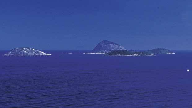 Escunas seguem at&eacute; a ilha. L&aacute;, &eacute; poss&iacute;vel um banho de mar refrescante<br>