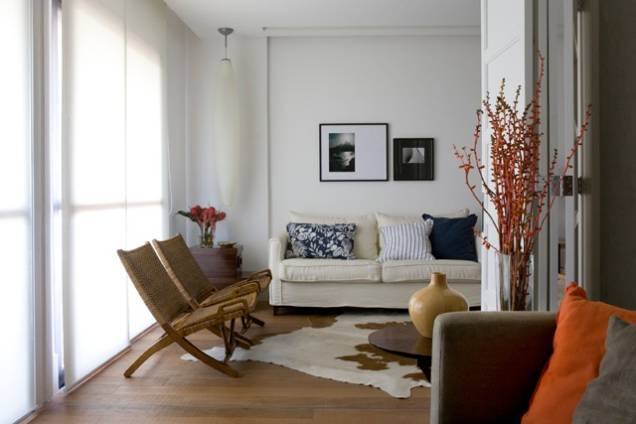 Tecidos coloridos, cortina branca leve e mesas laterais da designer Cândida Interni dão o ar sofisticado a esta bela sala.<br> Tecidos coloridos, cortina branca leve e mesas laterais da designer Cândida Interni dão o ar sofisticado a esta bela sala.<br>