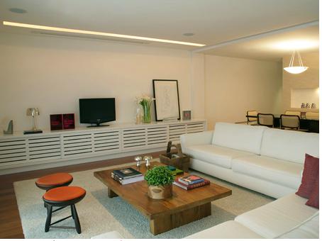 Bancos curingas, flores naturais e tecidos coloridos compõem esta sala<br> Bancos curingas, flores naturais e tecidos coloridos compõem esta sala<br>