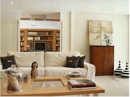 Livros, revistas e o belo quadro dão um ar mais intimista e pessoal ao ambiente<br> Livros, revistas e o belo quadro dão um ar mais intimista e pessoal ao ambiente<br>