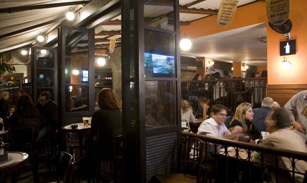 Nas quintas, mulheres que pedirem caipirinha ou caipivodca ganham outro copo da bebida<br> Nas quintas, mulheres que pedirem caipirinha ou caipivodca ganham outro copo da bebida<br>