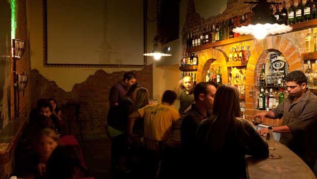 A margarita custa R$ 15,00, mas, entre 18h e 21h , o preço cai para R$ 7,50<br> A margarita custa R$ 15,00, mas, entre 18h e 21h , o preço cai para R$ 7,50<br>