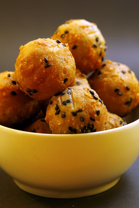Bolinhas de queijo com gorgonzola, parmesão, queijo prato e gergelim preto (R$ 16,80)<br> Bolinhas de queijo com gorgonzola, parmesão, queijo prato e gergelim preto (R$ 16,80)<br>