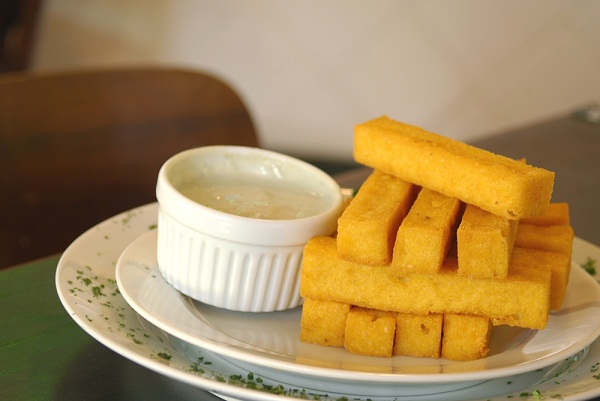 Palitinhos de polenta frita com molho gorgonzola (R$ 15,90)<br> Palitinhos de polenta frita com molho gorgonzola (R$ 15,90)<br>