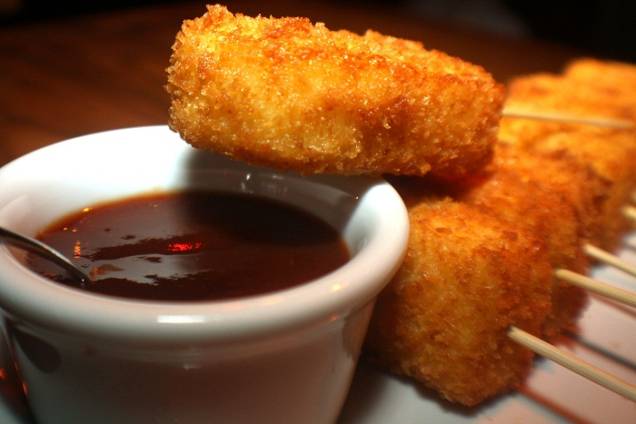 Pirulitos de queijo de coalho empanados. Acompanha geleia de goiaba e gengibre (R$ 18,00)<br> Pirulitos de queijo de coalho empanados. Acompanha geleia de goiaba e gengibre (R$ 18,00)<br>