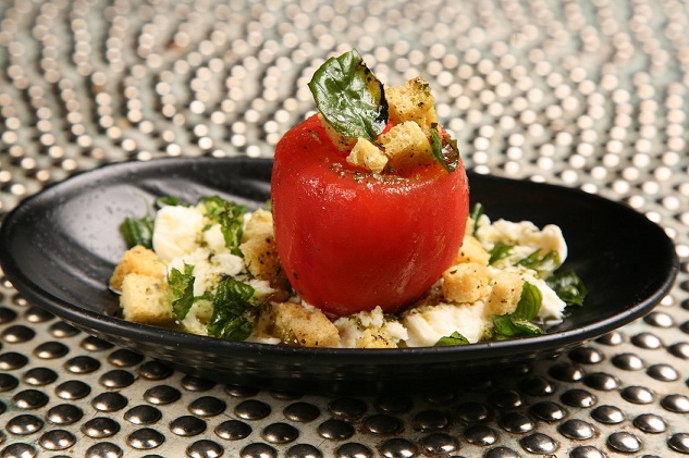 Bruschetta invertida, feita com tomate, mozzarela de búfala e manjericão (R$ 14,50)<br> Bruschetta invertida, feita com tomate, mozzarela de búfala e manjericão (R$ 14,50)<br>