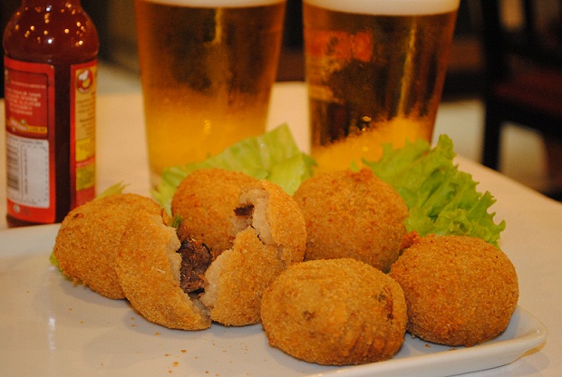 Bolinho de rabada com feijão-branco (R$ 20,00)<br> Bolinho de rabada com feijão-branco (R$ 20,00)<br>