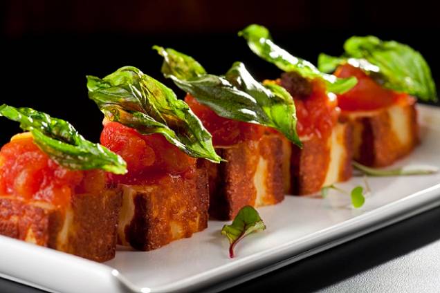 Queijo de coalho com chutney de tomate e basílico crocante (R$ 19,00)<br> Queijo de coalho com chutney de tomate e basílico crocante (R$ 19,00)<br>