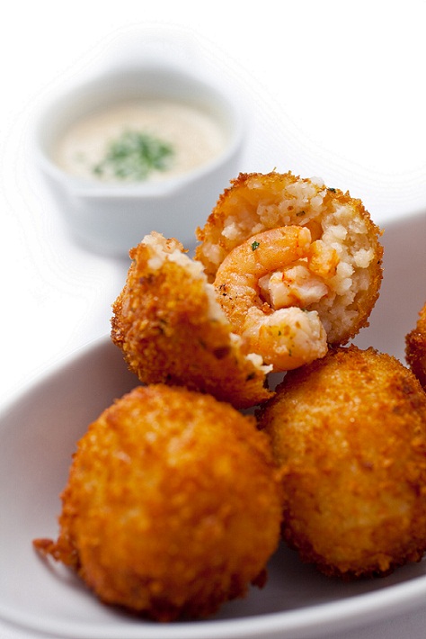 Bolinho de risoto de camarão com scamorza defumada (R$ 17,00)<br> Bolinho de risoto de camarão com scamorza defumada (R$ 17,00)<br>