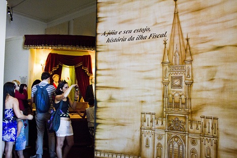 Visitantes conferem réplicas das roupas usadas por convidados da festa<br> Visitantes conferem réplicas das roupas usadas por convidados da festa<br>